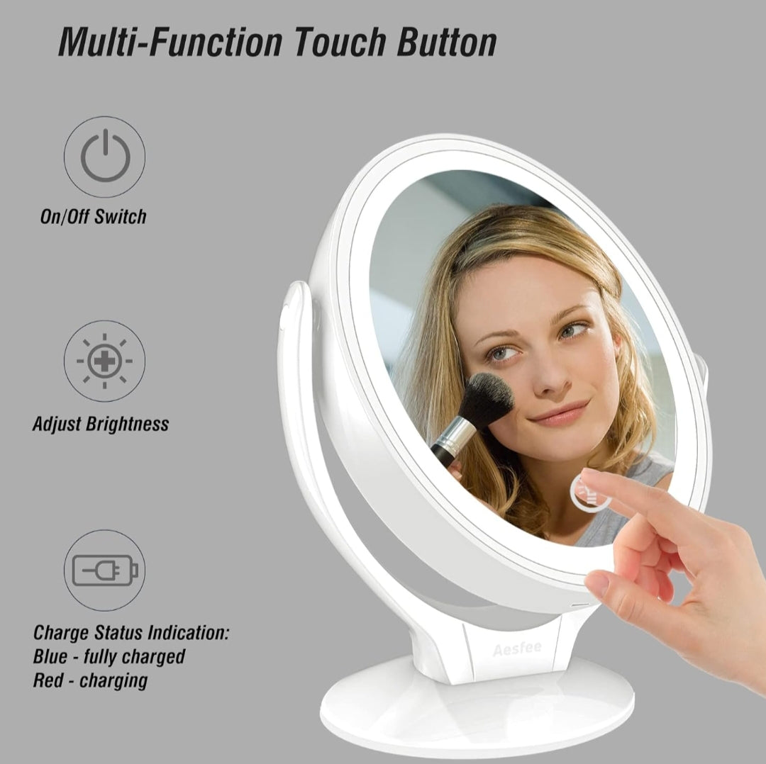 Espejo de maquillaje con luz LED y sensor tactil, usandose para aplicar rubor