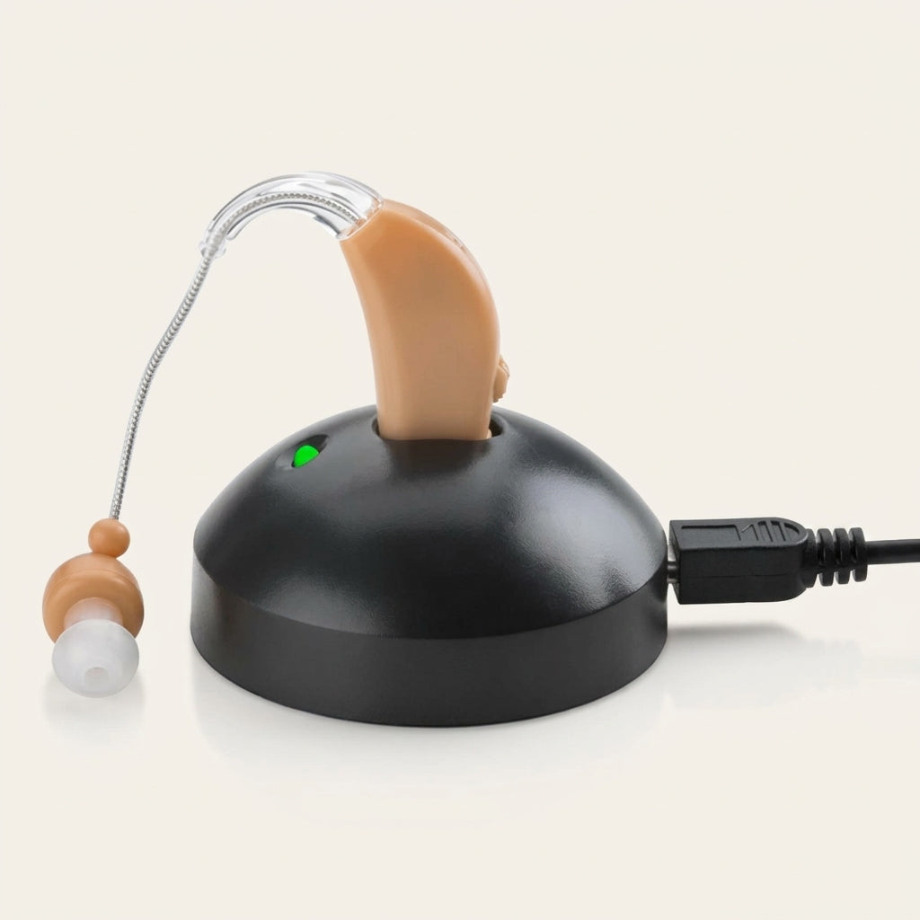 Aparato auditivo recargable beige con su base de carga