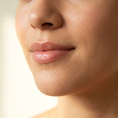 Labios con volumen, hidratados y con brillo natural después de usar el sérum