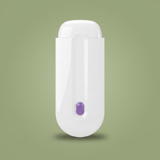 Mini depiladora facial recargable de cuerpo blanco con botón violeta sobre fondo verde